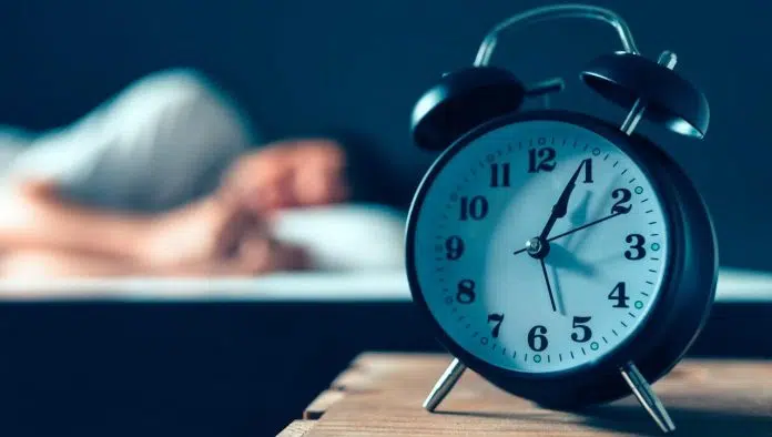 دكتور هارفارد يكشف: 7 ساعات نوم تجلب الأفضلية لصحتك وأدائك اليومي