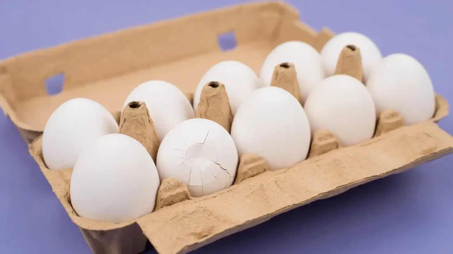 البيض المتشقق.. هل هو آمن للأكل أم يشكل خطرًا؟