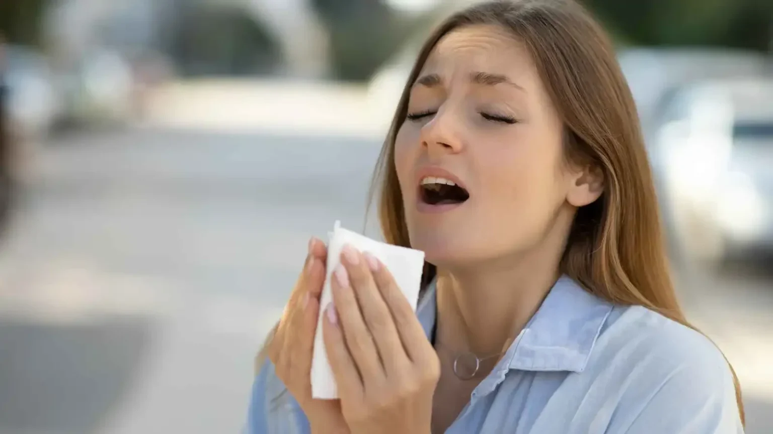 العطس مع فتح العينين.. حقيقة علمية تنقض المفهوم الخاطئ