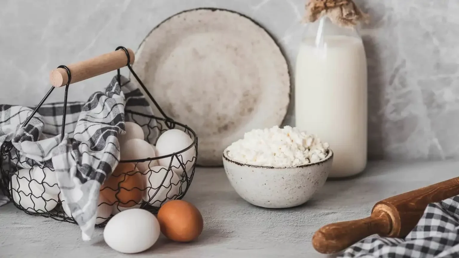 البيض أم الجبن القريش.. أيهما يحتوي على بروتين أكبر؟