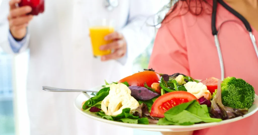 أطباء يحذرون: مزج أطعمة معينة مع أدوية محددة قد يسبب مضاعفات خطيرة