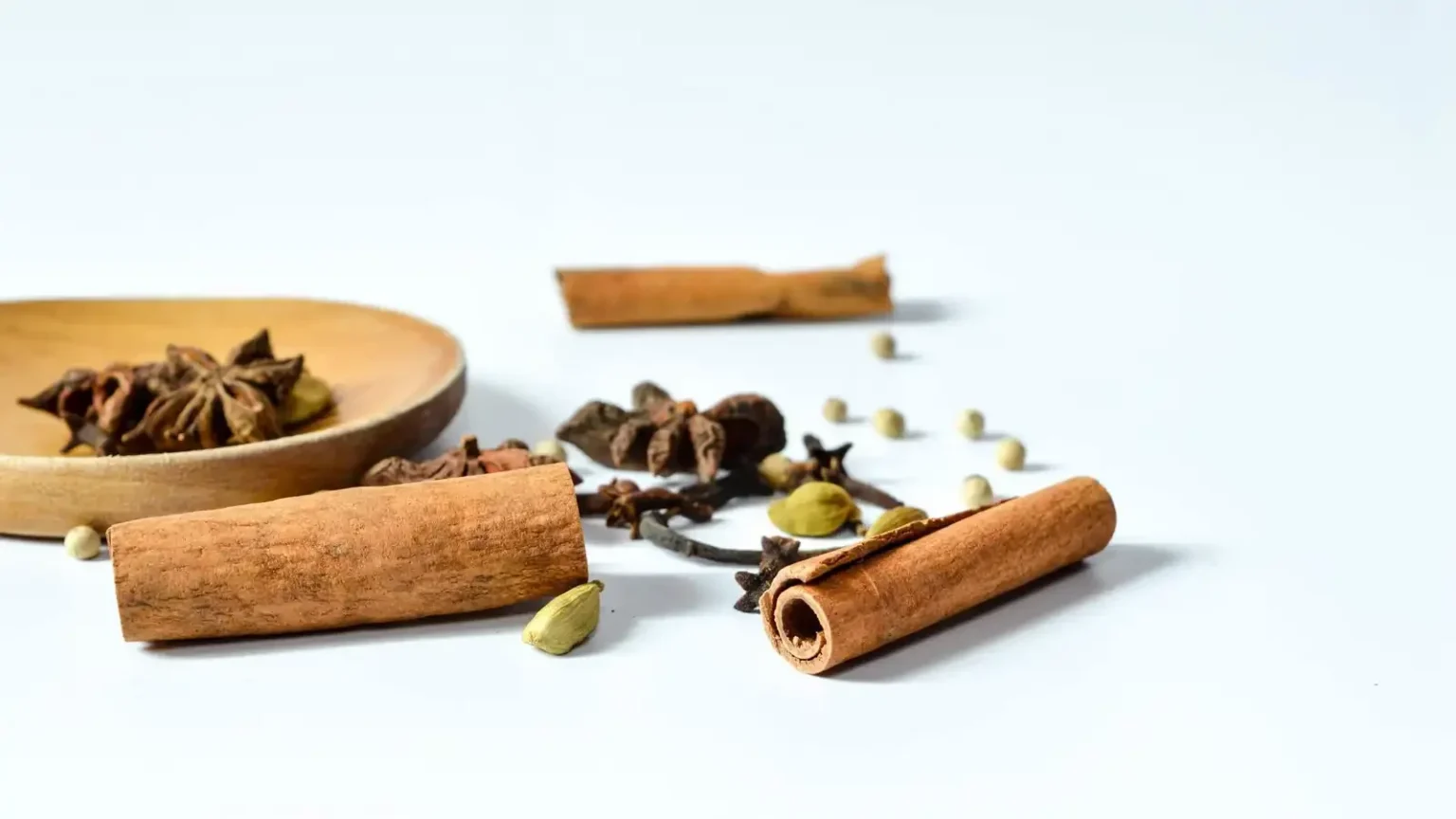 أي أفضل لصحتك: الهيل أم القرفة؟