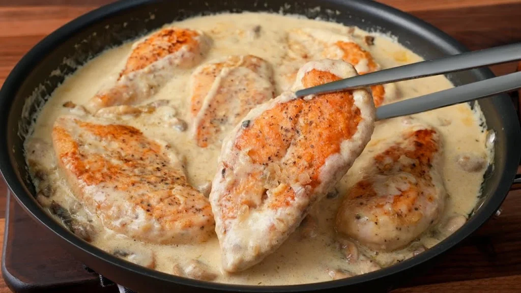 فراخ بصلصة كريمية والفطر