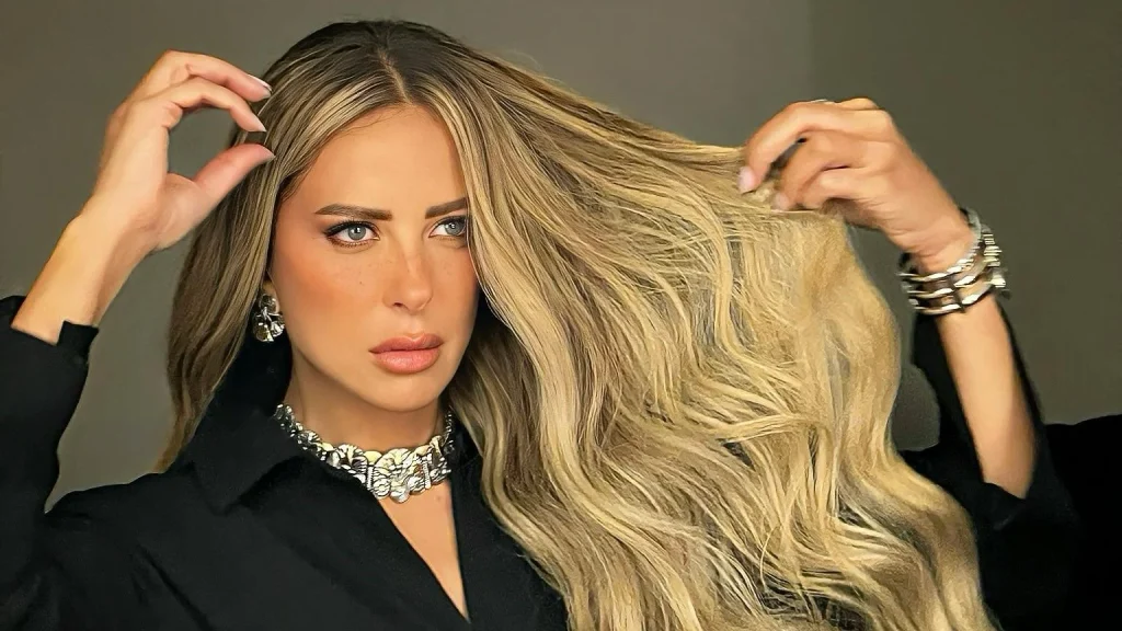 ريم مصطفى تتألق بإطلالة عصرية