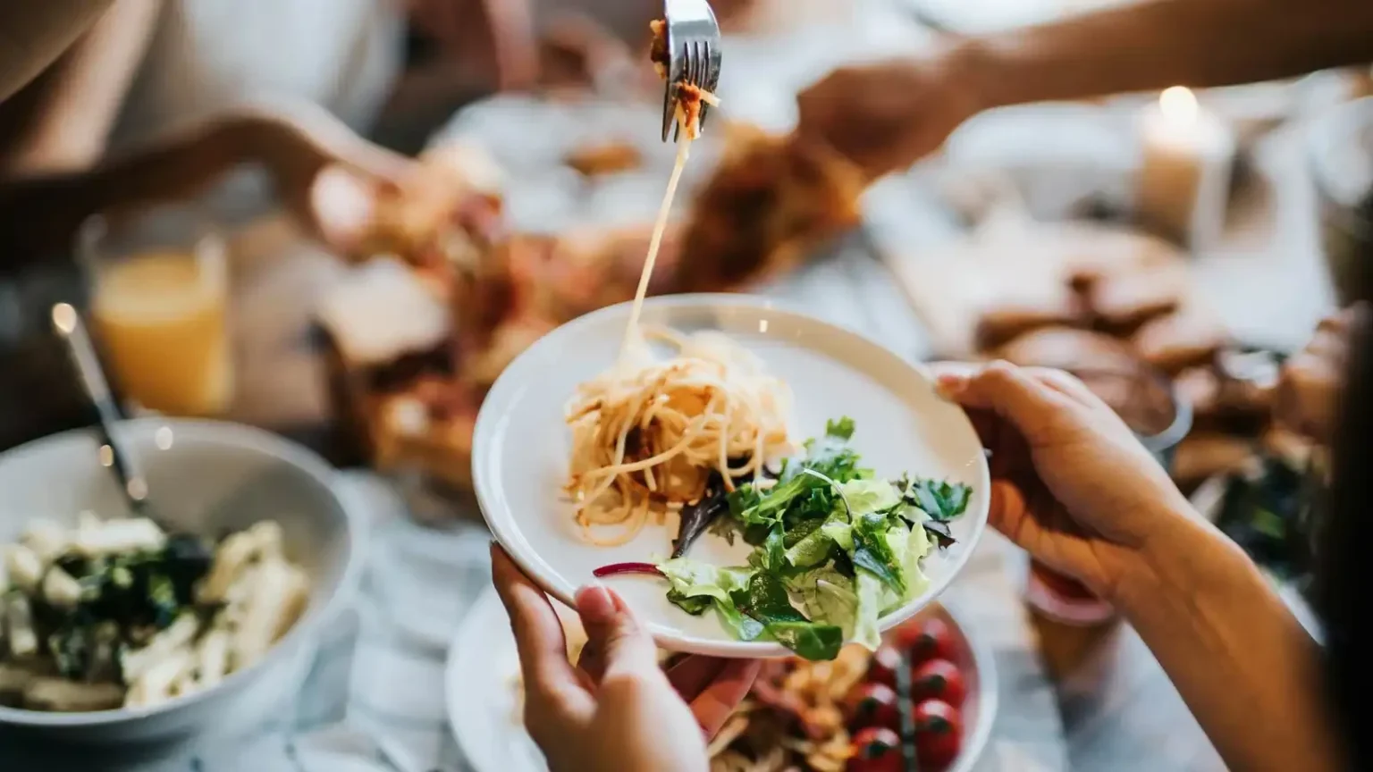 الموعد الأمثل لتناول العشاء لانتظام حركة الأمعاء