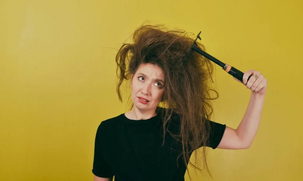 فكّي تشابك شعرك المزعج باتباع هذه الخطوات