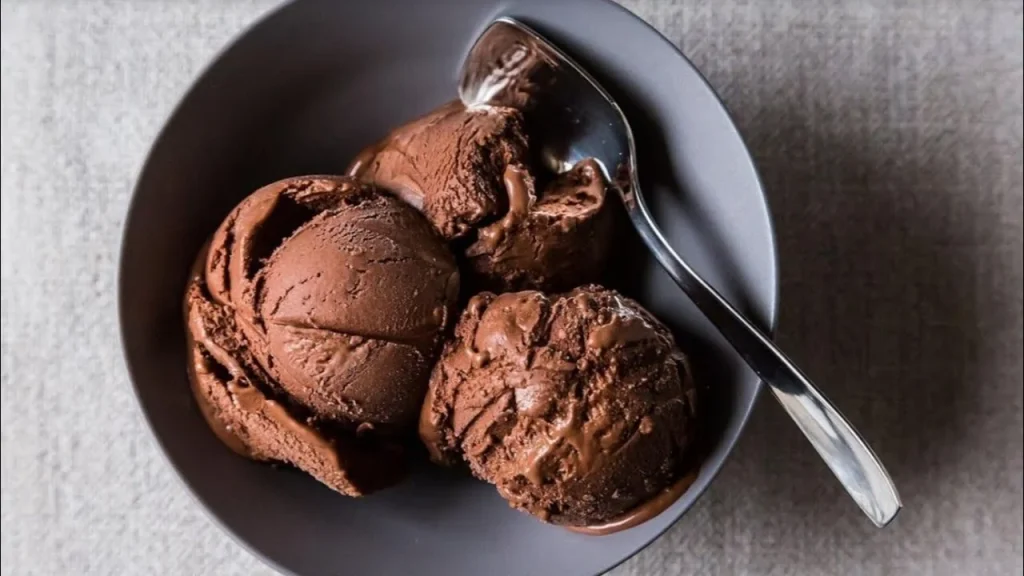 آيس كريم شوكولاتة بمكونات طبيعية