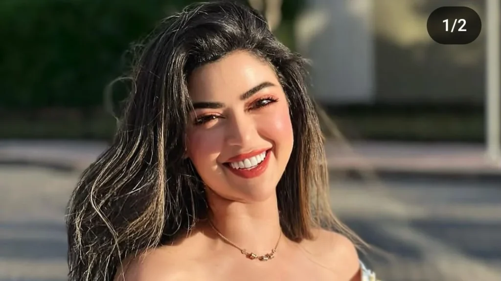 ميرنا جميل بإطلالة جريئة بفستان شبك على البحر تثير مواقع التواصل الاجتماعي