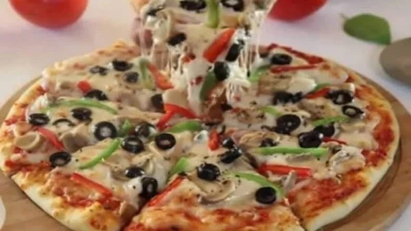 أسهل وصفة لتحضير البيتزا في المنزل