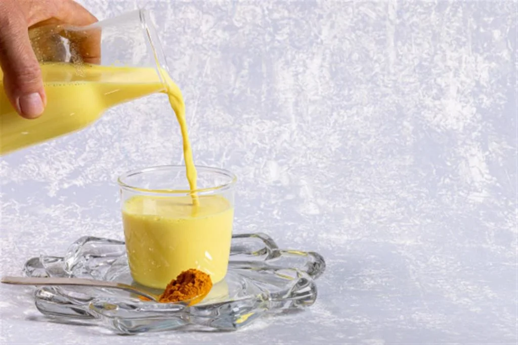 المنافع الصحية لتناول حليب الكركم قبل النوم