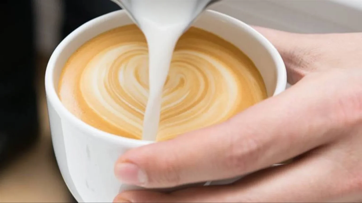 ما الذي يحدث لجسمك عند تناول القهوة باللبن؟ تعرف على فوائدها وأضرارها