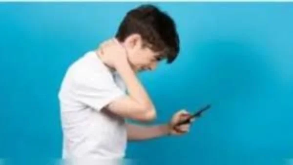 مراهق يتعرض لسكتة دماغية بعد استخدام الهاتف لساعات طويلة.. تحذير طبي