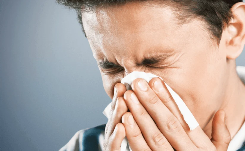 هل يُشكّل كتم العطس خطراً على صحة الإنسان؟