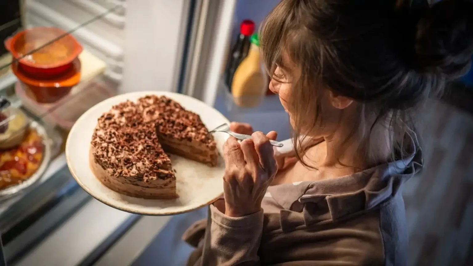 ما سبب ازدياد الرغبة في تناول الحلويات بعد العشاء؟