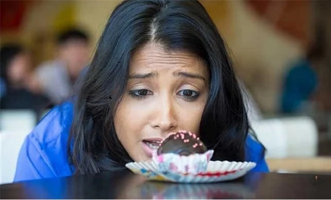 خبيرة تغذية تحذر: التوقف المفاجئ عن الحلويات قد يسبب أعراض انسحاب شديدة