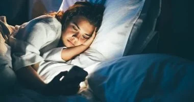 أضرار غير متوقعة: كيف يؤثر استخدام الهاتف قبل النوم على الهرمونات