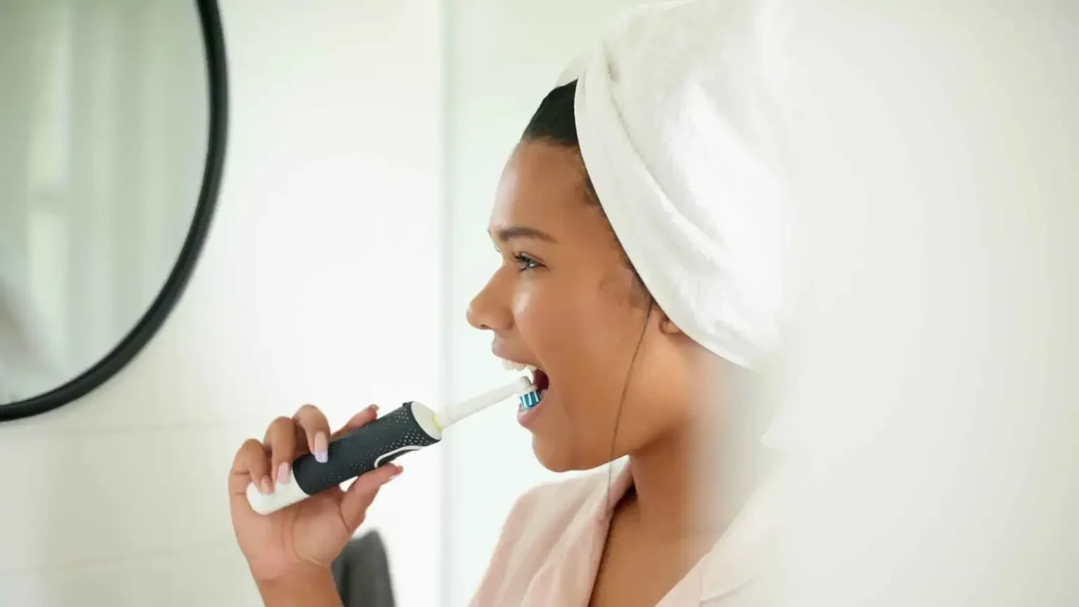 خطأ شائع في استخدام الفرشاة الكهربائية يتلف اللثة والمينا