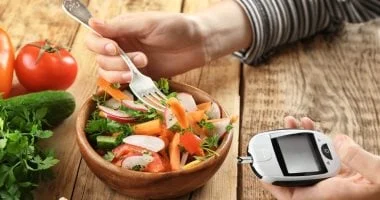 أربع إشارات خفية لانخفاض مستوى السكر في الدم