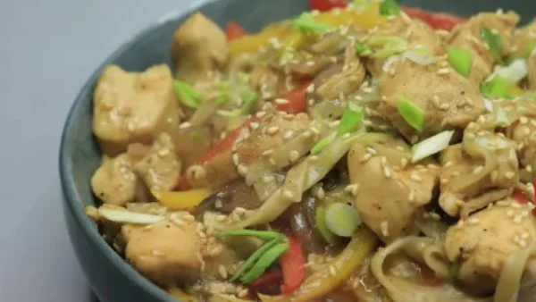 طريقة سهلة لتحضير نودلز بالدجاج