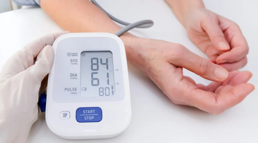 مسببات هبوط ضغط الدم عند الوقوف