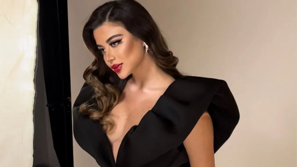 يارا السكري تتألق بإطلالة فريدة أمام برج إيفل