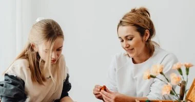 خمسة خطوات بسيطة لتخفيف التوتر عند الأمهات قبل العودة إلى المدرسة