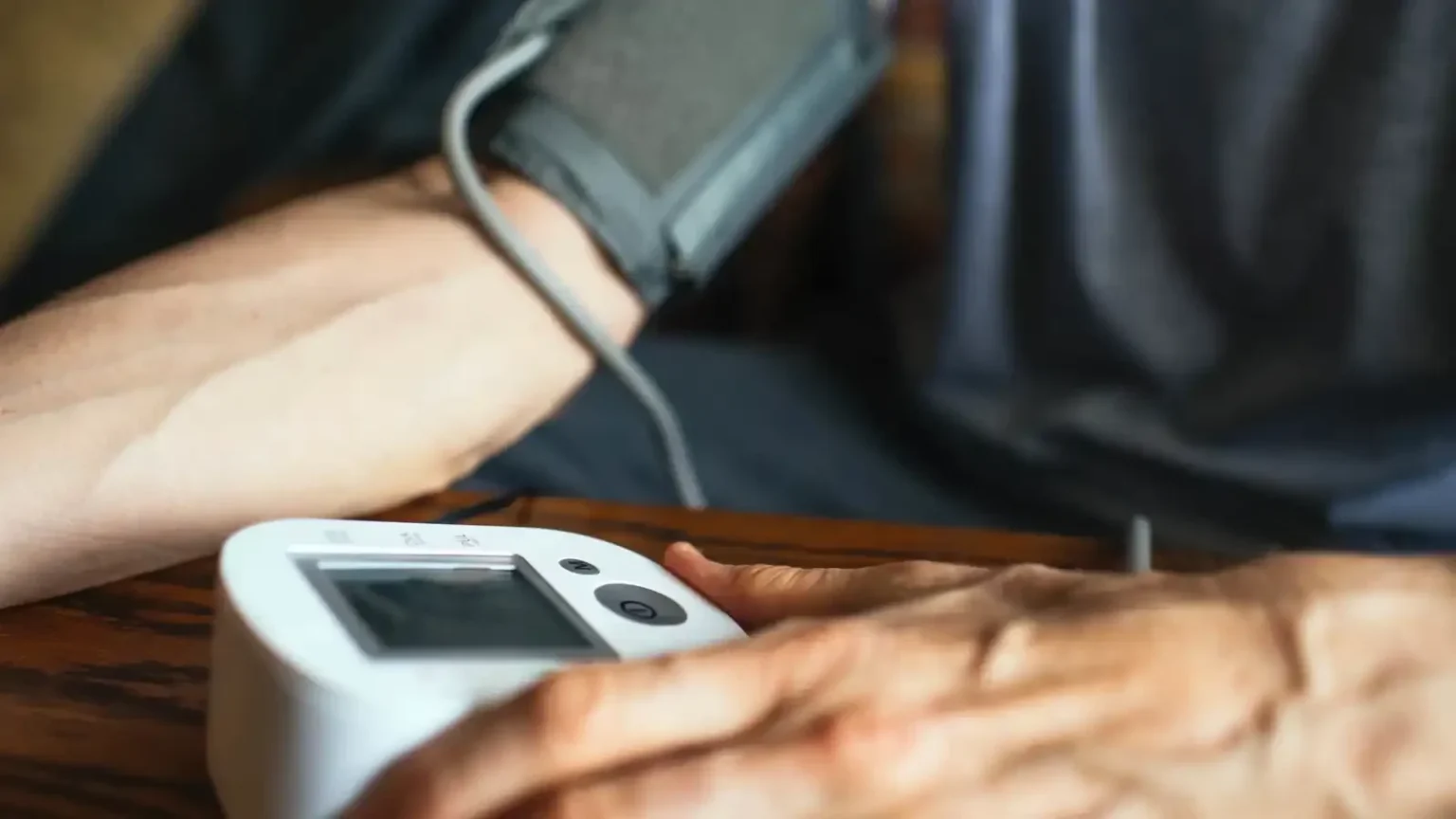 خطوة واحدة لا بدّ منها عند قياس ضغط الدم في المنزل