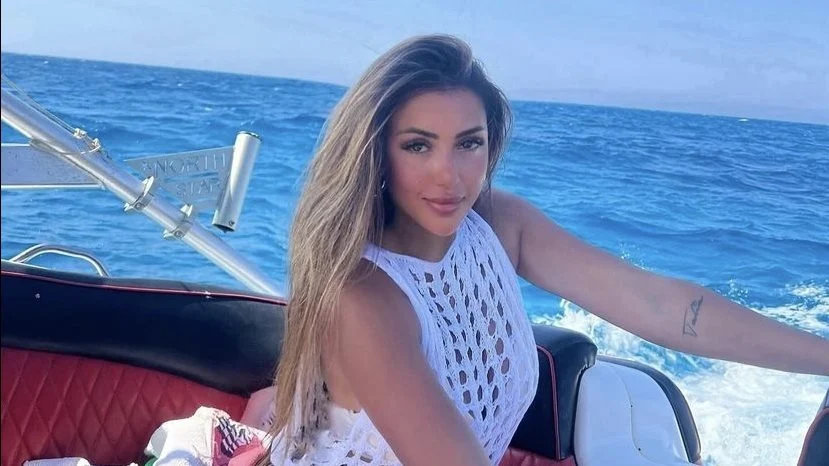 فستان قصير.. سارة سلامة تبهر جمهورها