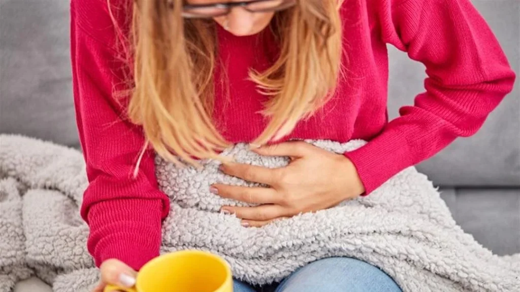 مشروب غير متوقع يخفّف آلام الدورة الشهرية وآلام البطن