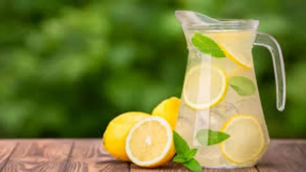 ماء منقوع بالفواكه: طريقة بسيطة لخسارة الوزن وتحسين الصحة