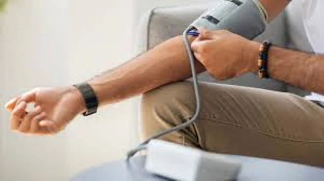 الصباح أم المساء: ما أفضل وقت لقياس ضغط الدم؟