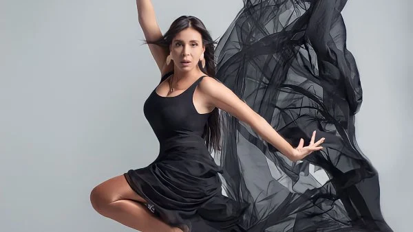 الراقصة دينا تثير الجدل بجلسة استعراضية