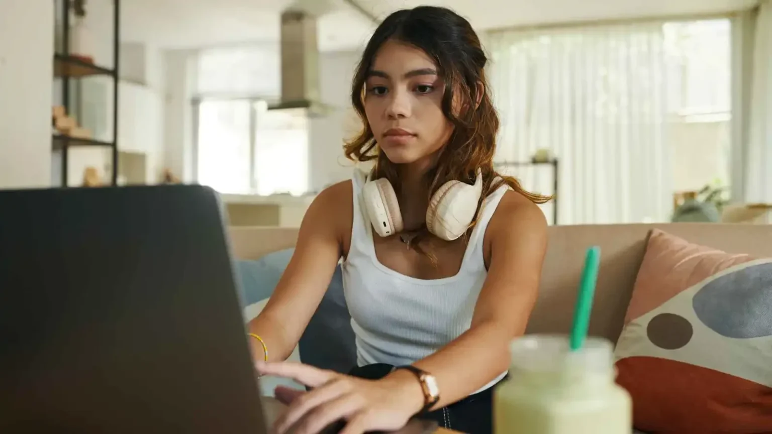 انفصال بين “جيل زد” والطبيعة: ما أسباب قلة التعرض للهواء الطلق؟