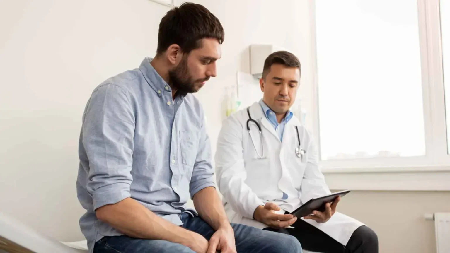 الحرارة والتدخين من أبرز العوامل.. ممارسات شائعة قد تؤدي إلى العقم عند الرجال