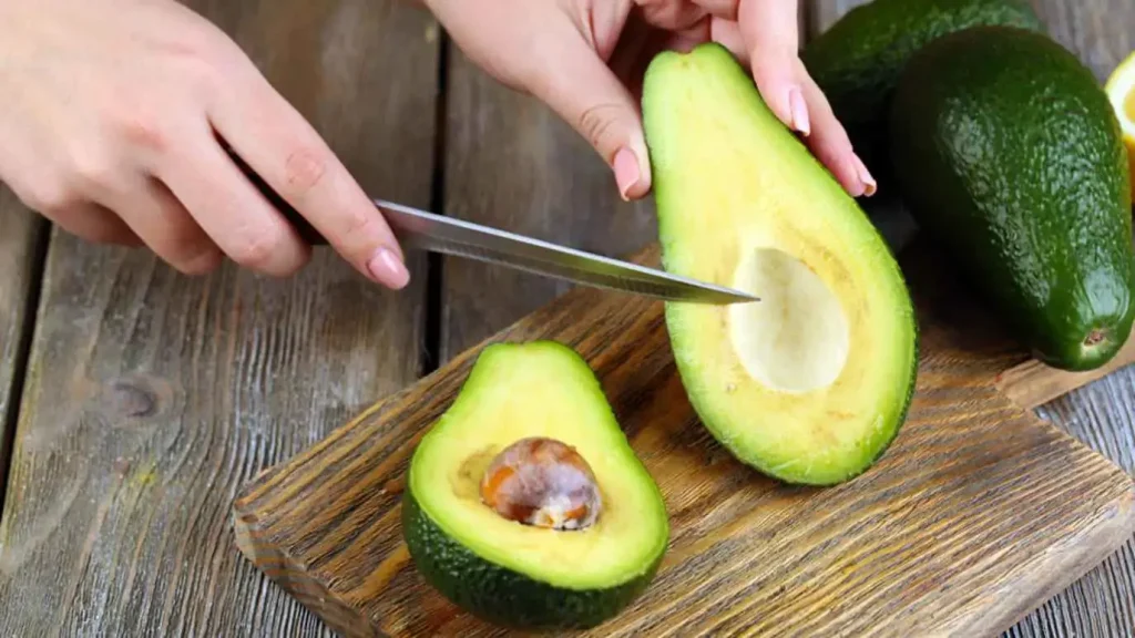 دور الأفوكادو والشاي الأخضر في تعزيز صحة الدماغ