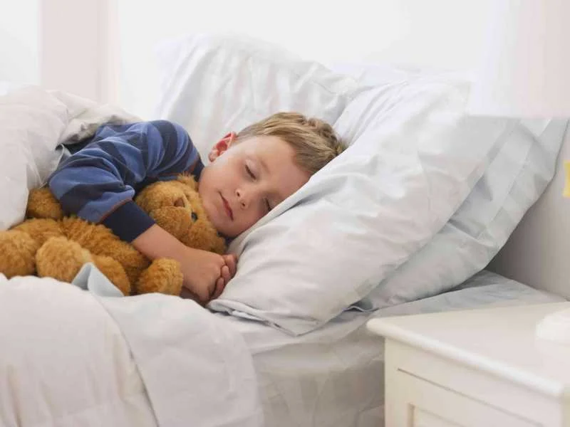 خطوات بسيطة لتعزيز النوم الصحي لطفلك أثناء الدراسة