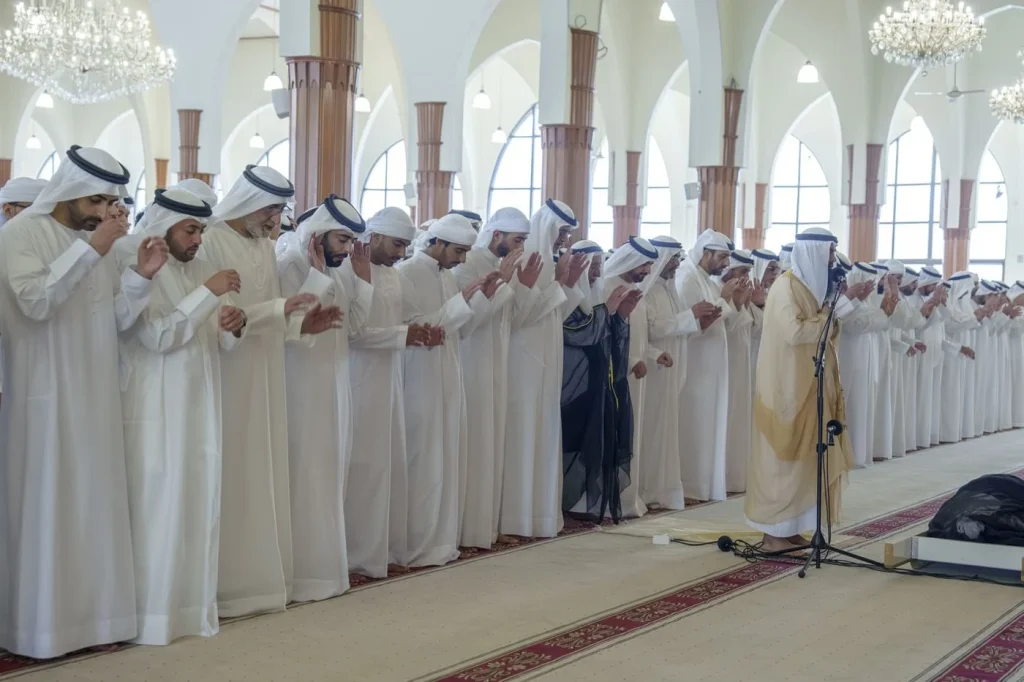حاكم الشارقة يقيم صلاة الجنازة على جثمان سلطان بن خالد بن محمد القاسمي