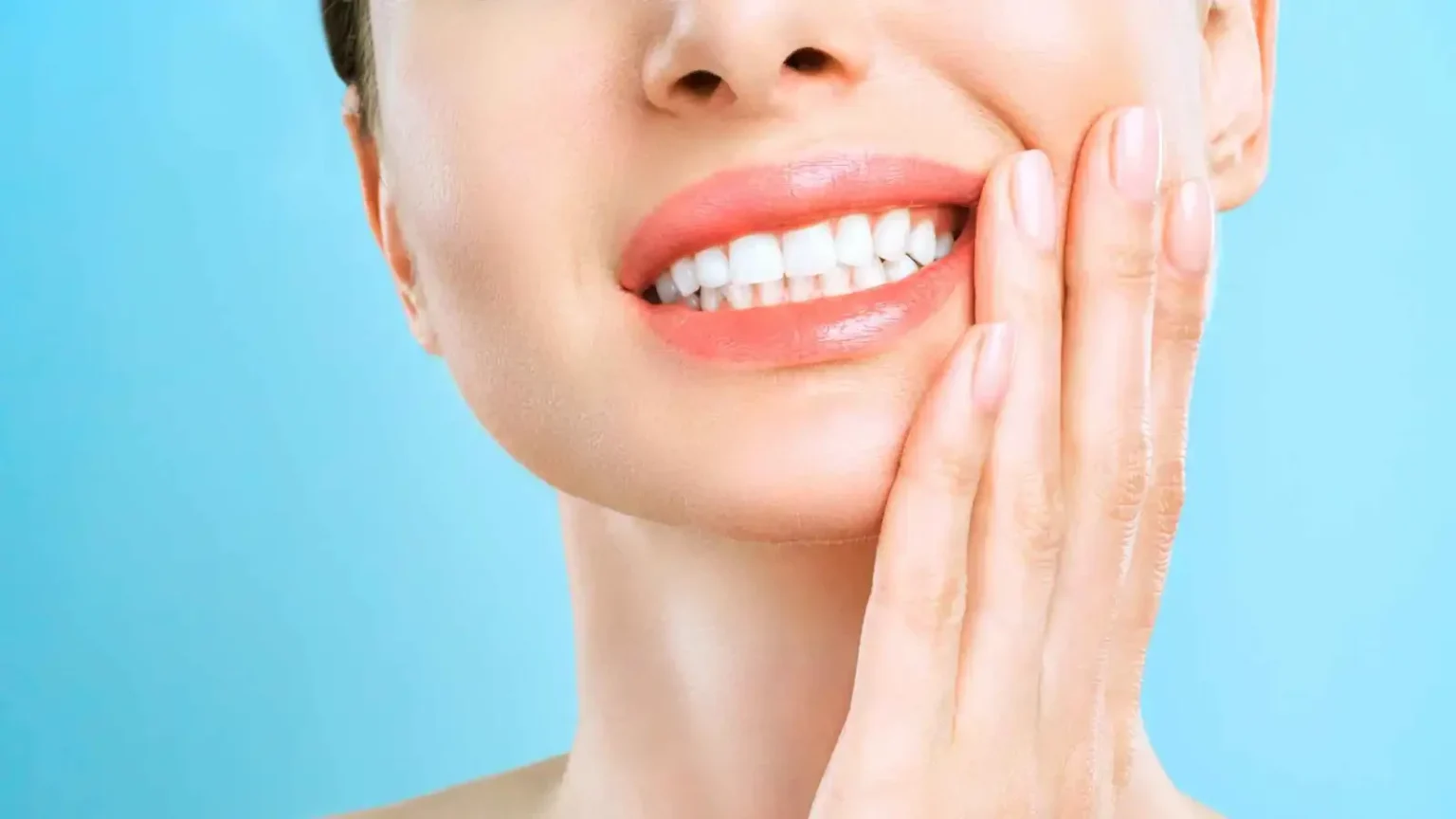 تنتشر بشكل واسع: أسوأ حيل تبييض الأسنان التي يحذر منها الأطباء