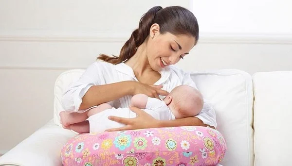 خبراء يكشفون أساليب التعامل مع ابتلاع الأطفال للهواء أثناء الرضاعة 1 afkarjadida.com 20250927035887
