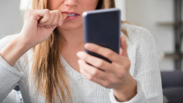 هل يستطيع هاتفك رصد القلق والاكتئاب قبل أن تشعر به؟ 1 afkarjadida.com 20250927242198