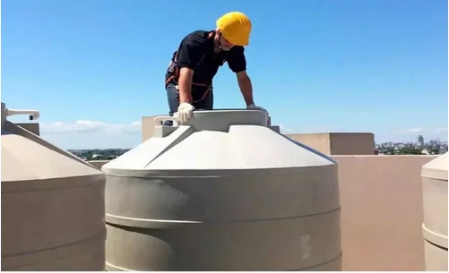 أفضل أساليب غسيل خزانات بين التنظيف اليدوي والخدمات المتخصصة