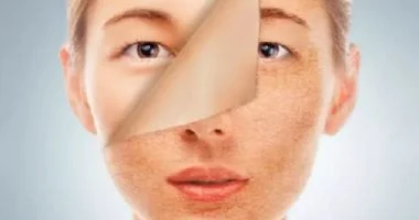 3 أخطاء تضر بشرتك عند وضع المكياج يوميًا وتؤدي إلى مظهر جاف ولون غير موحد