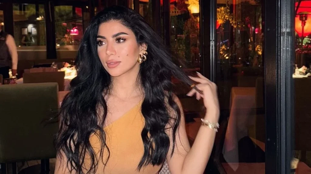 كارولين عزمي تبرز بخصر منحوت في ظهورها الأخير