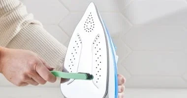 لحماية ملابسك: خطوات سهلة لتنظيف قاعدة المكواة