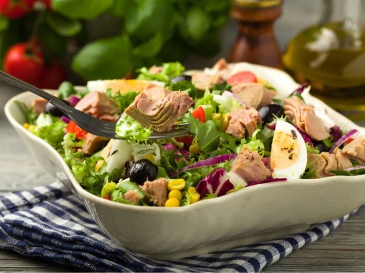 سلطة التونة الصحية والمتوازنة