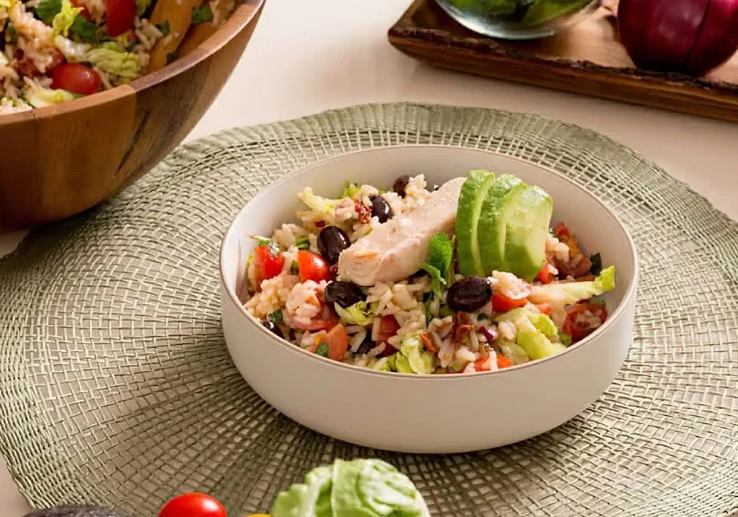 سلطة الأرز المقرمش بالتونة والأفوكادو وجبة صحية وسهلة التحضير