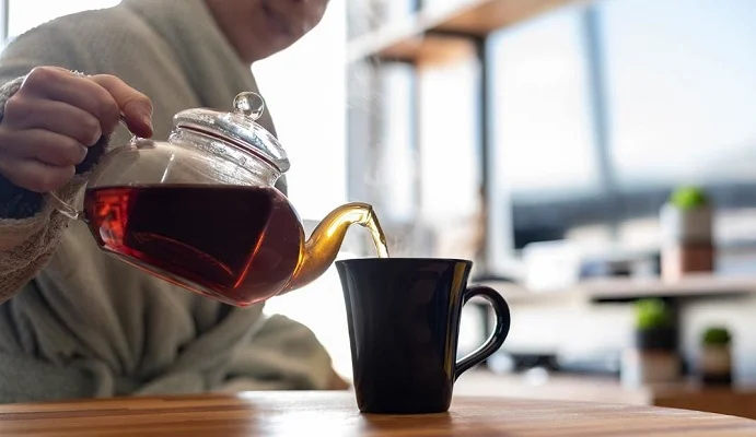 دراسة: شرب الشاي الأسود يوميًا يقلل خطر الإصابة بأمراض القلب