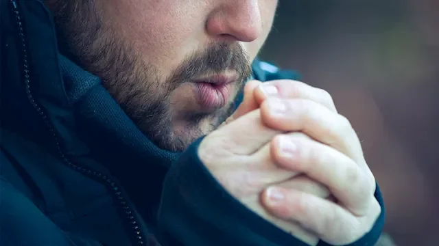 برودة الأطراف في الشتاء تكشف مخاطر صحية لا تتجاهلها