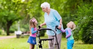 اليوم العالمى للمسنين: كيف تعلم طفلك الاهتمام بكبار السن؟