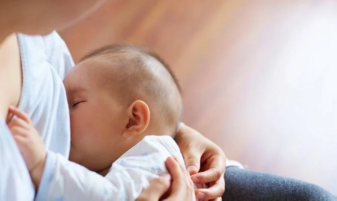 تحذيرات عالمية من تراجع الرضاعة الطبيعية